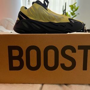 Size 4 yeezy 700. Worn once nothing is wrong with them. Perfect condition.